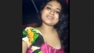 Desi bhabi flaunts her big boobs in a seductive manner