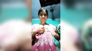 Desi teen flaunts her big boobs and plays with them in a selfie video