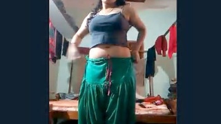 Desi bhabi pleasures herself with her fingers