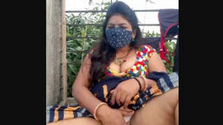 Geeta's pussy gets fingered in the great outdoors