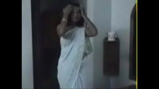 Desi bai sex: Bengali bhabhi from Kolkata in action