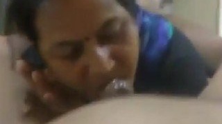Aunty gives a BJ to her boss in this Desi video