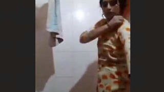 Horny aunt takes nude selfies while bathing for her boyfriend