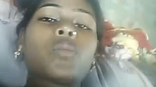 Indian girl reveals her tits and pussy in a steamy video