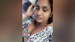 Indian girl flaunts her cleavage while chatting online
