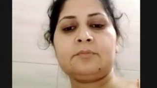 Indian bhabhi fingering her pussy on camera