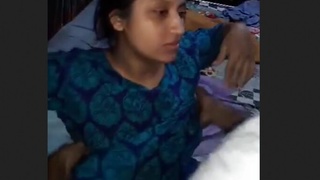 Married bhabi gives a blowjob in a steamy video