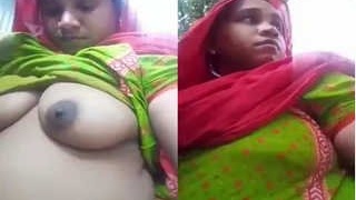 Indian babe flaunts her boobs and pussy for her lover