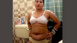 Indian bride in the bathroom - first-time video