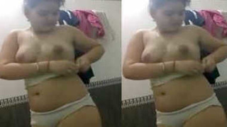 Desi woman flaunts her XXX parts in seductive lingerie