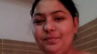 Watch a hot Indian aunt take a nude selfie in the bathroom