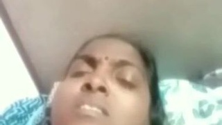 Desi MILF flaunts her body in XXX videos for online fans
