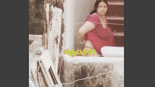 Desi aunty sneaks into bathroom for a steamy video