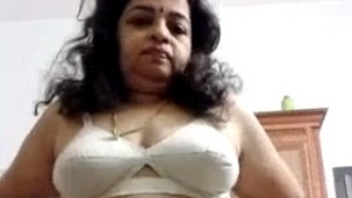 Kerala auntie indulges in solo play with her fingers