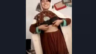Watch a stunning Pathan girl proudly display her ample bosom