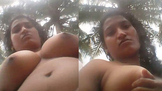 Indian aunty flaunts her sexy boobs in public