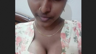 Cute Tamil girl masturbates in HD video