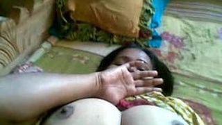 Indian auntie flaunts her body parts in a video