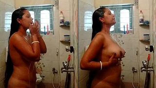 Desi bhabi washes her body in the bathtub