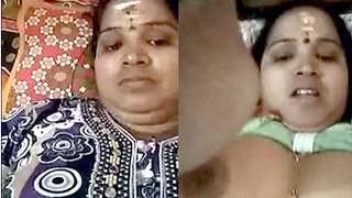 Desi auntie masturbates on video call