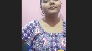 Indian girl reveals her breasts in a virtual chat