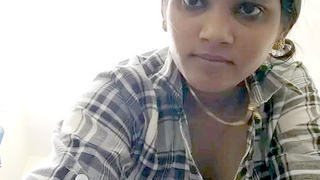 Sexy desi girl flaunts her boobs in a steamy video