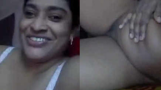 Desi aunty flaunts her pussy on video call