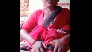 Desi village bhabhi fingers herself in MMS