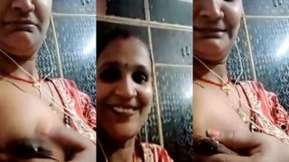 Desi bhabhi reveals her big boobs in MMS