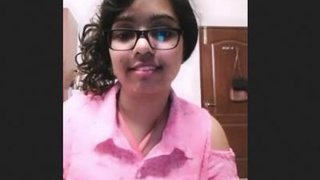 Sexy Indian girl flaunts her body in a seductive display