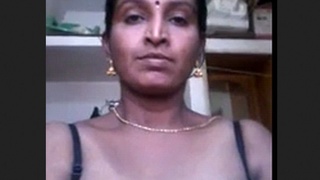 Bhabhi plays with carrots in a naughty way