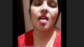 Indian bhabhi brags about her large breasts and vagina in this sizzling video