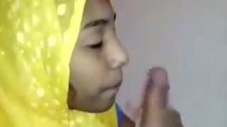 Muslim girl gives a sensual blowjob in a desi video