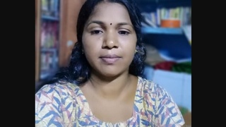 Watch a Tamil bhabhi show off her big boobs in a videocall session