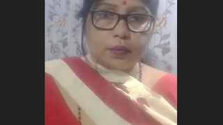 Indian MILF flaunts her big boobs and pussy in a seductive performance